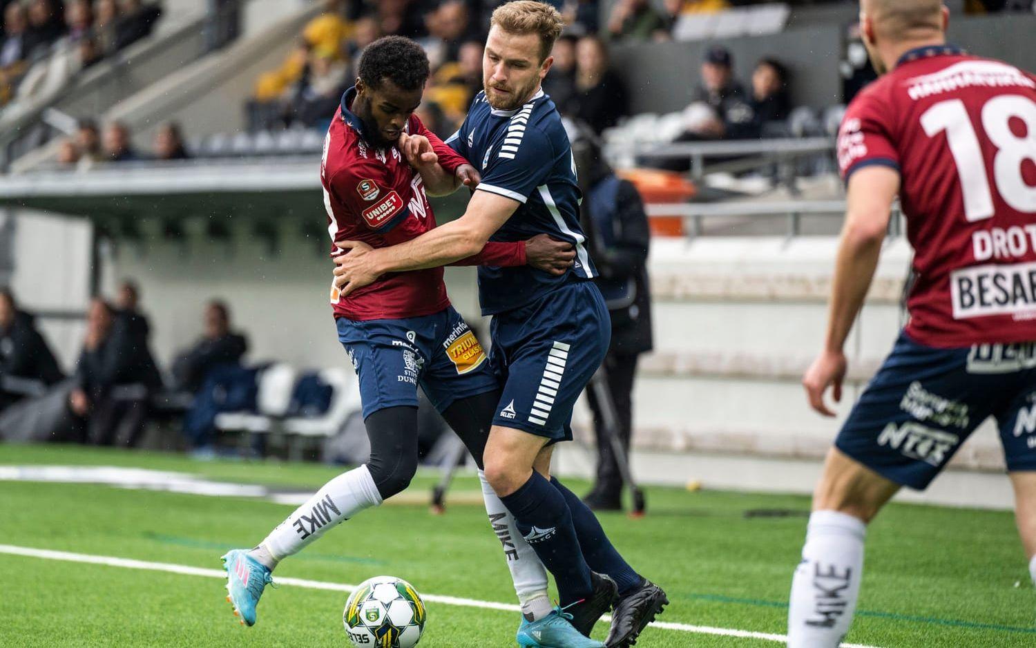 Örgrytes Mubaarak Nuh och Utsiktens Erik Gunnarsson under fotbollsmatchen i Superettan mellan Utsikten och Örgryte den 1 maj 2023 i Göteborg. 