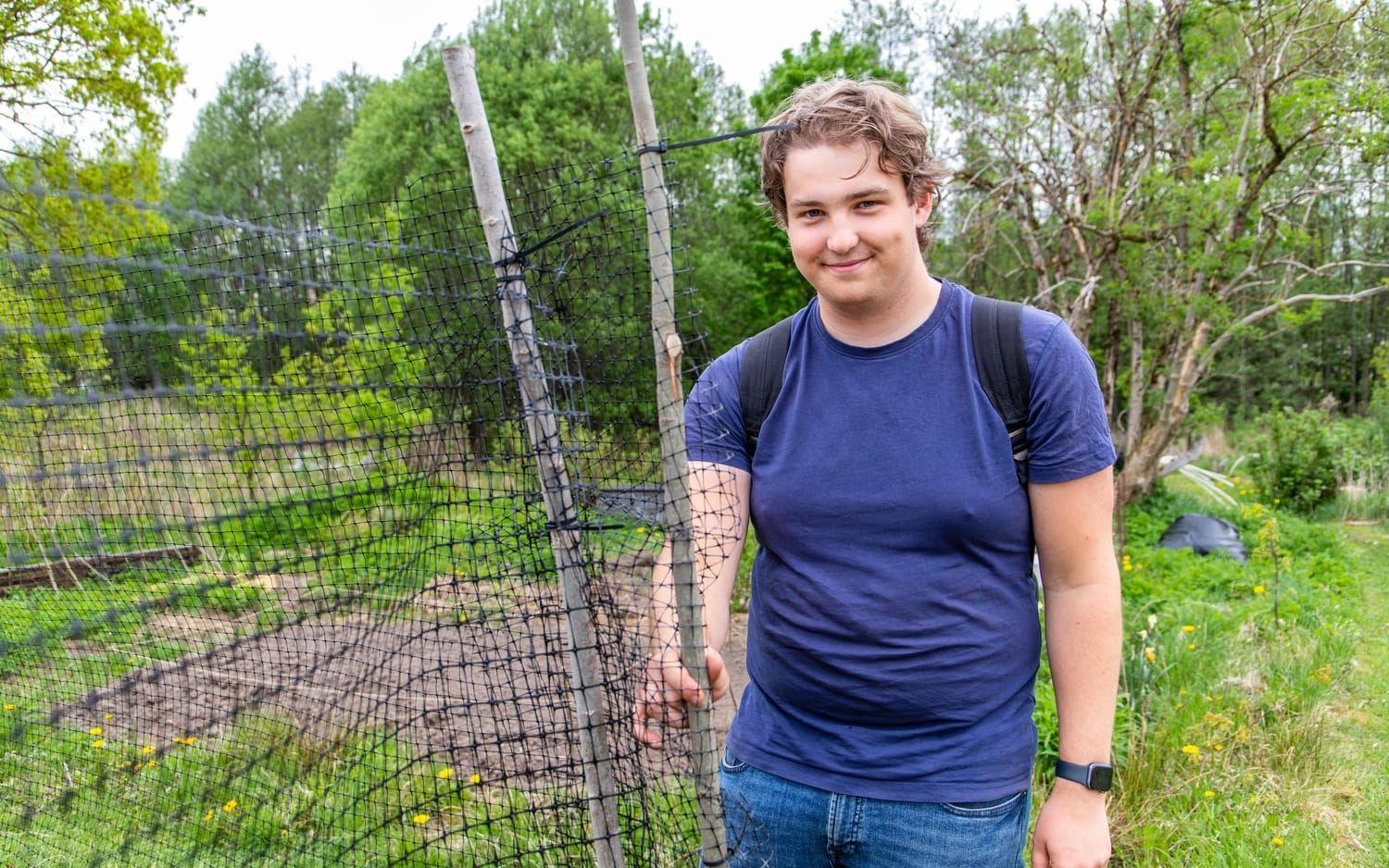 Till vardags pluggar Max Larsson på Chalmers i Göteborg men bor i Lerum. Han gillar också att fiska.