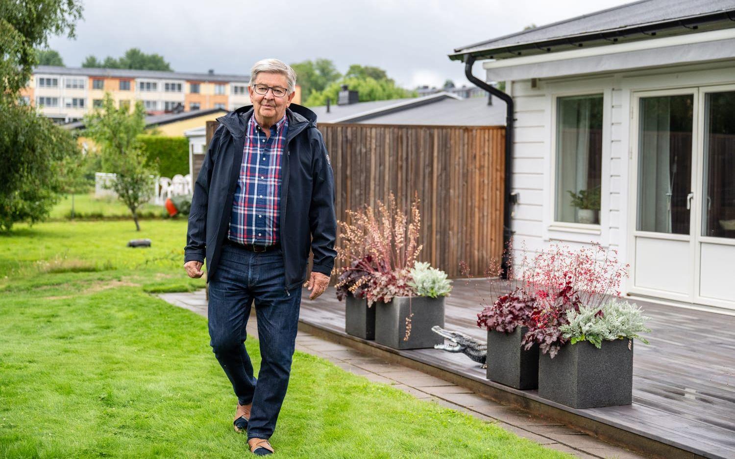 Bo Törner bor precis intill Nyebroparken och han misstänker att tjuvarna har kört upp med ett större fordon på gångvägen vid dammen.