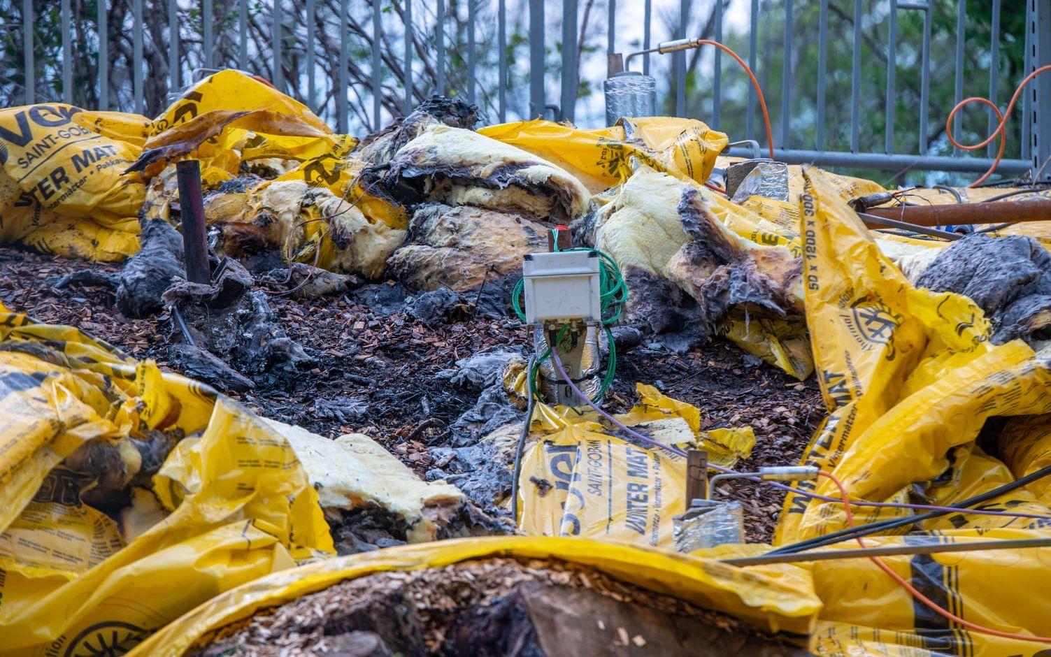 Under torsdagseftermiddagen den 12 maj började värmemattor som bekämpar den invasiva arten parkslide brinna i Lerum.