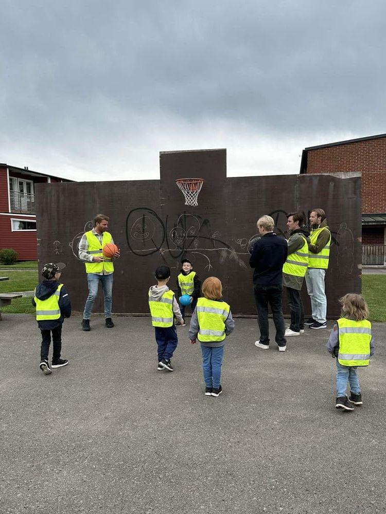 Jonas Fagerström, Lucas Simonsson och Carl Déman spelade basket med förskolebarnen. 