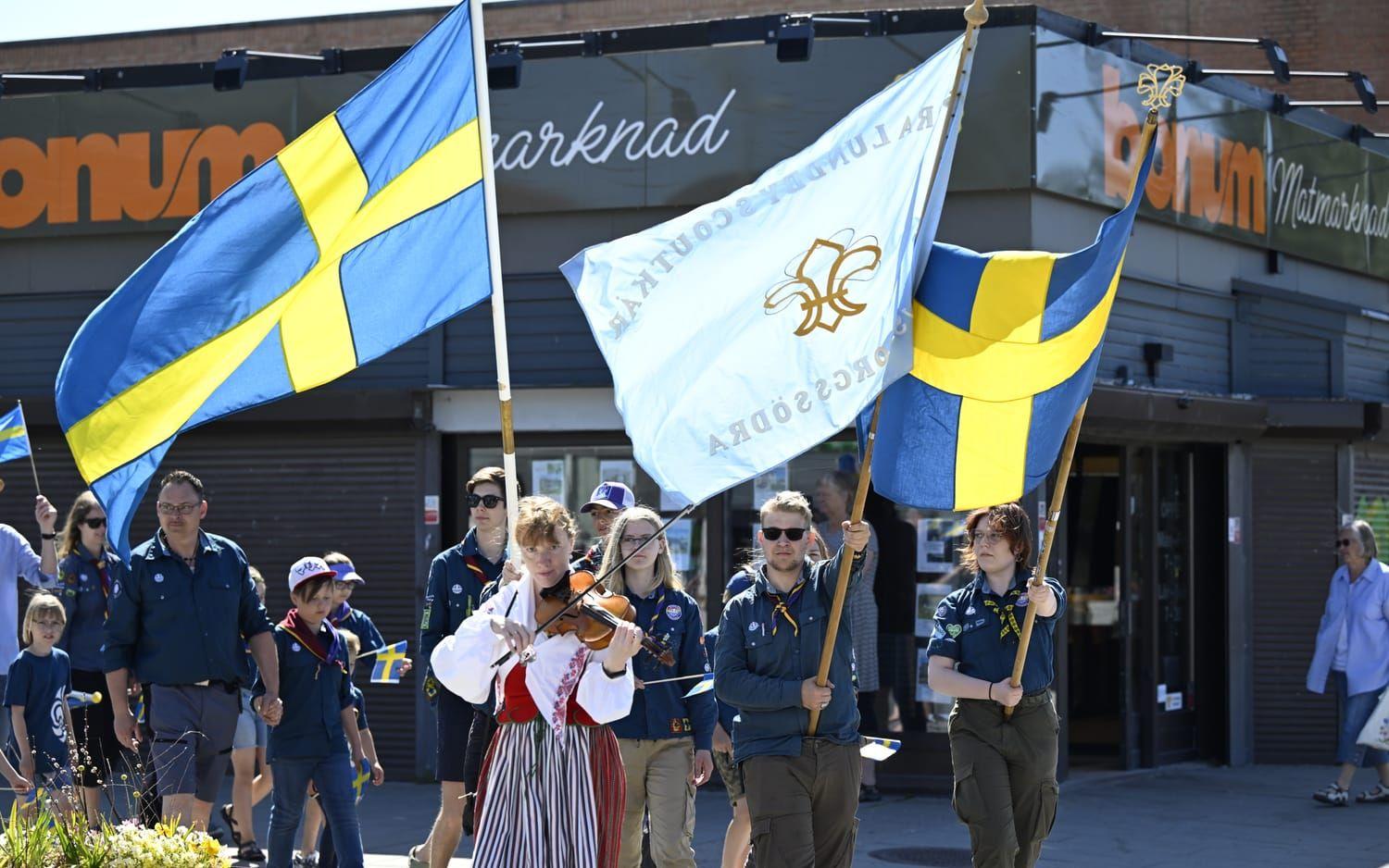 Stora lundby scoutkår går i parad.