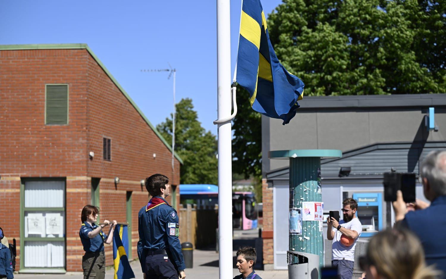 Flaggan hissas av scouterna Axel Byström och William Byström.