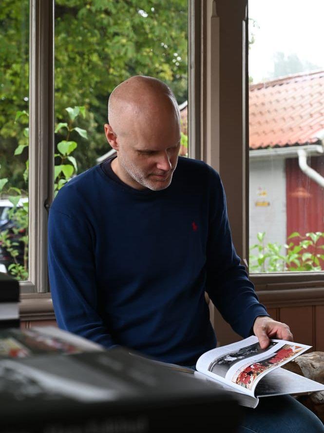 Brobackens Antik är namnet på hans bokförlag, döpt efter den antikhandel han drev i sitt hus. 