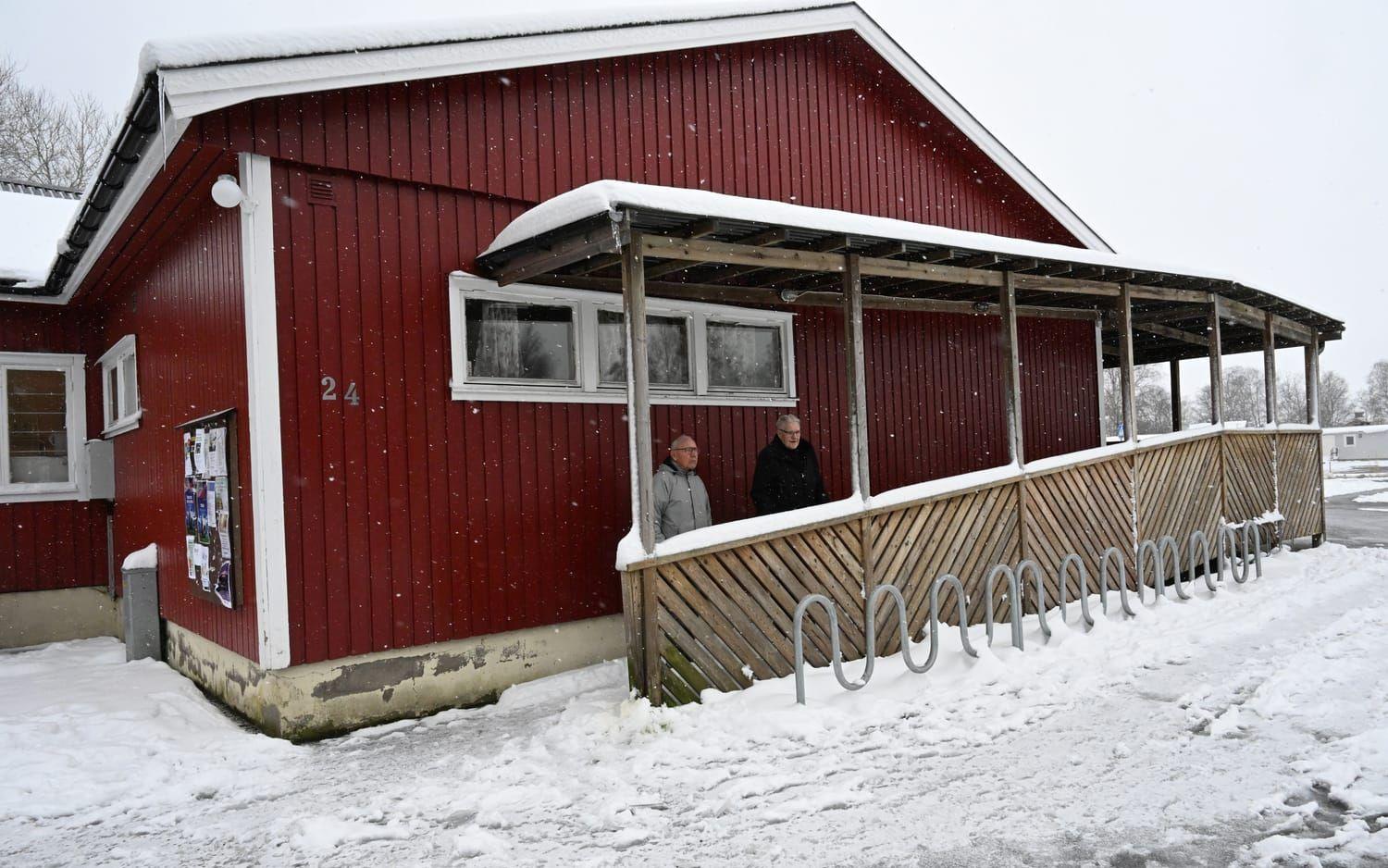 Bengt Samuelsson och Lars-Arne Larsson utanför Sjövikslokalen.