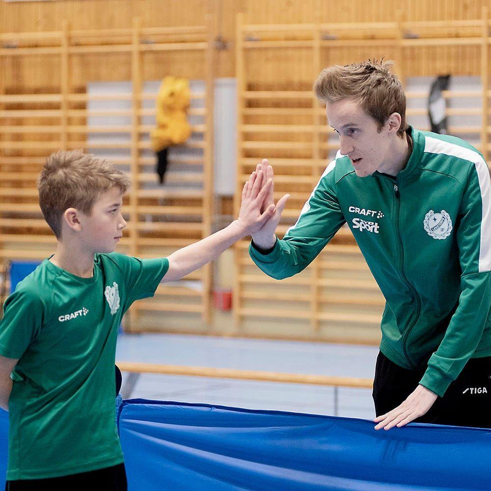 Ungdomstränaren Emil Pettersson längtar efter bättre träningsförhållanden och möjligheten att ta emot fler spelare.