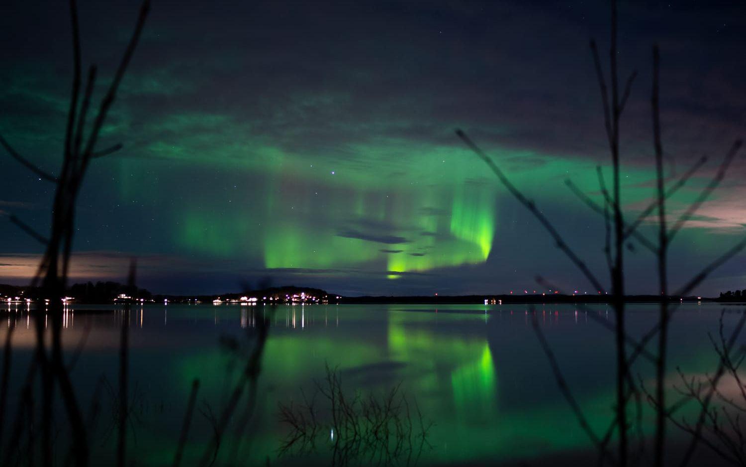 Johan Rapakko tror att det kommer att bli bra läge för norrsken i början på nästa vecka. Bild från Hjällsnäsviken i söndags.