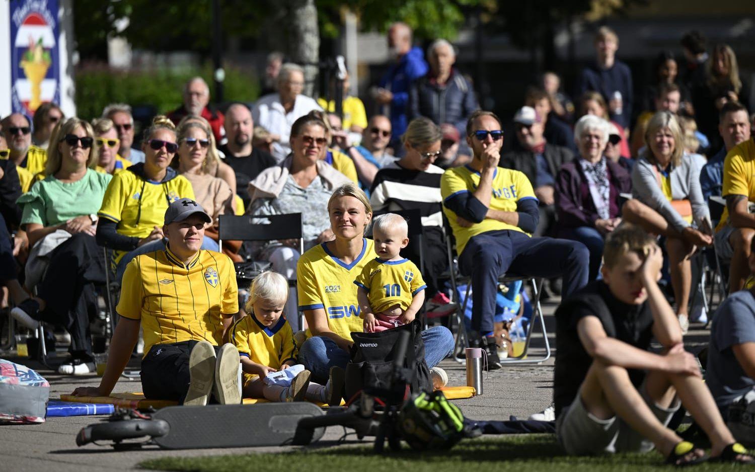 Ett hav av gult och blått på Bagges torg när Lerumsborna hejade på damlandslaget i matchen mot Japan. 