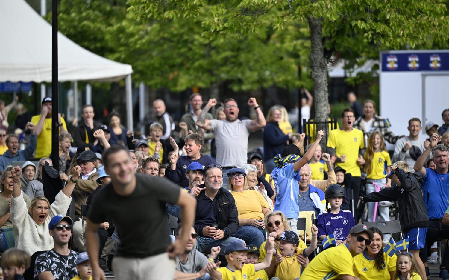 Ett hav av gult och blått på Bagges torg när Lerumsborna hejade på damlandslaget i matchen mot Japan. 