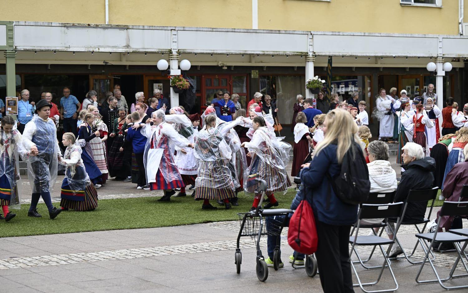 Barnlek 2023 höll en parad genom centrala Lerum med dansuppvisningar.