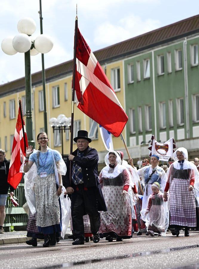 Barnlek 2023 höll en parad genom centrala Lerum med dansuppvisningar.