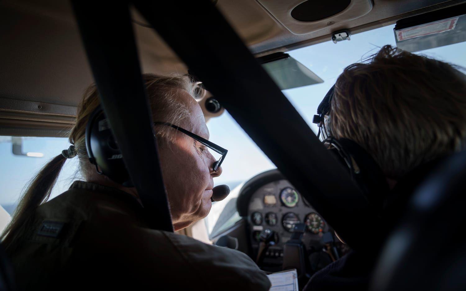 Dagens pilot är Ralph Peeker som har flugit i 42 år. Brandflyg har han flugit i 40 år. 