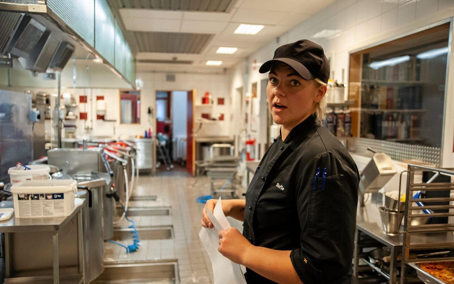 LT fick i höstas följa med in i köket på Lerums gymnasium, där omkring 2 000 måltider tillagas varje dag. ”Det är här magin händer”, sade Sofie Flink, köksmästare.