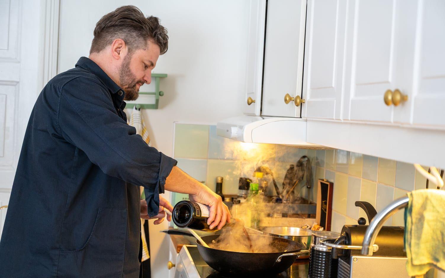 Det doftar vin och lök i Bladinis kök i Tollered: ”Jag tycker om salsiccia i risotton”, säger han.