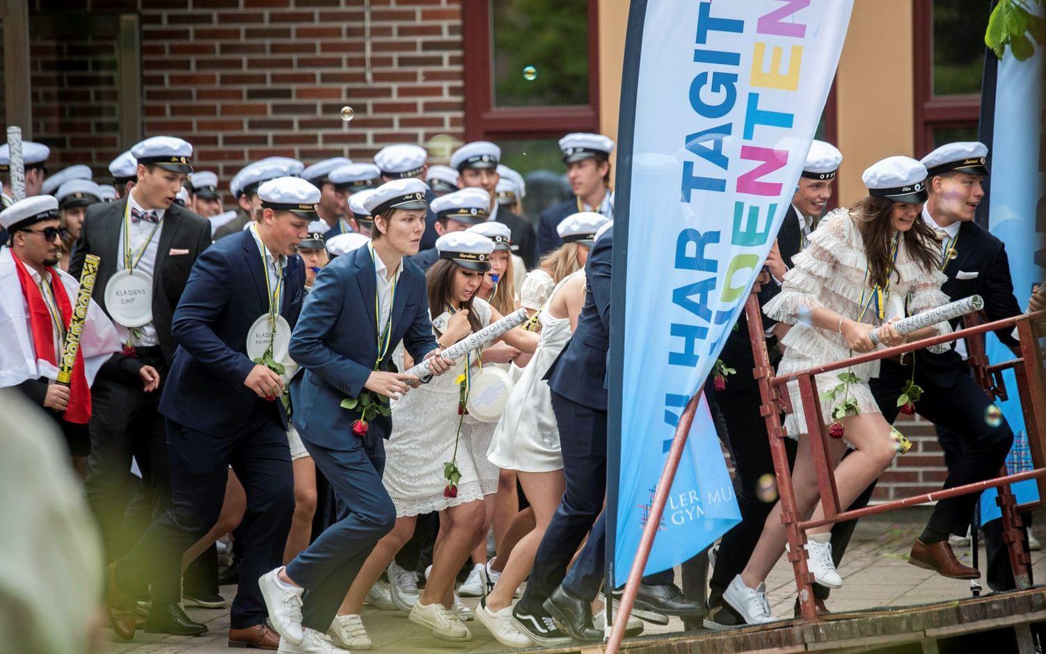 Studenter från Lerums gymnasium springer ut. 