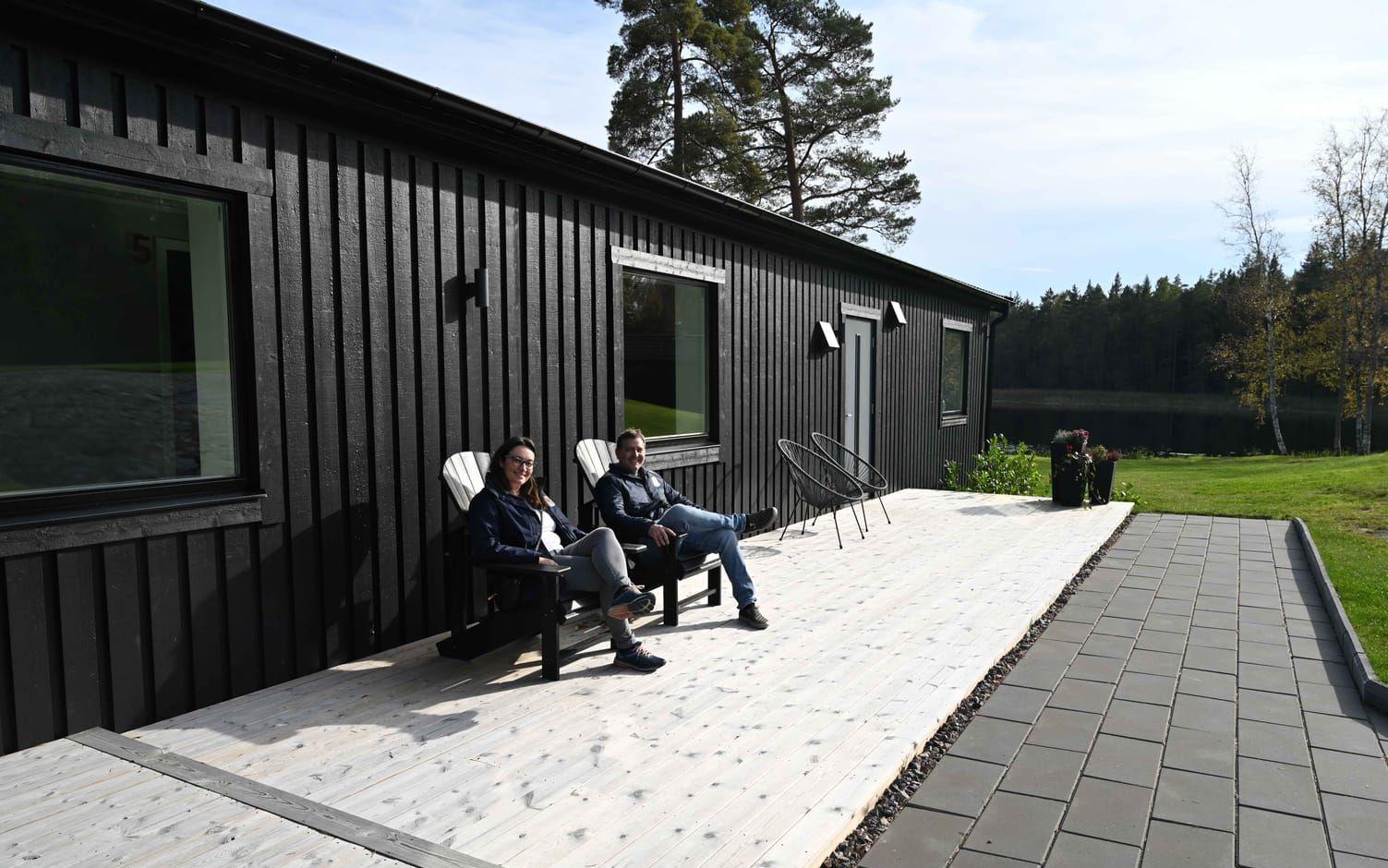 Martina Steen och Anthony Spadaro utanför huset med flest bäddar.