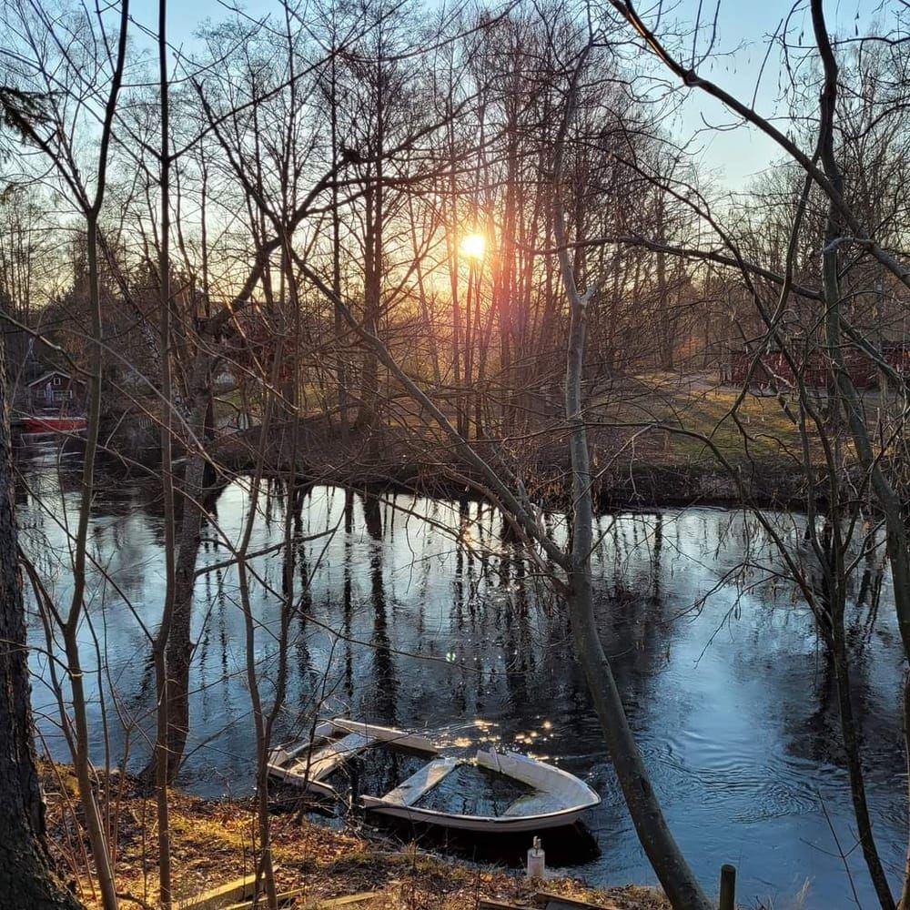 Sjunkande båt. Taget vid Säveån nära Åtorps Udde en tidig morgon efter nattjobb.