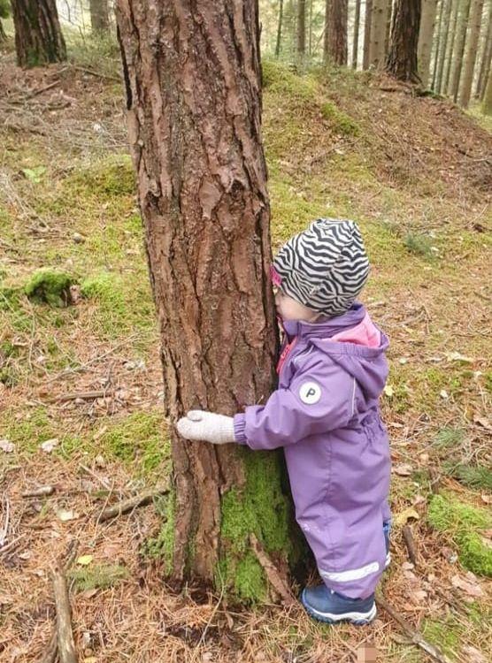 Barnbarnet leker kurragömma i Floda.