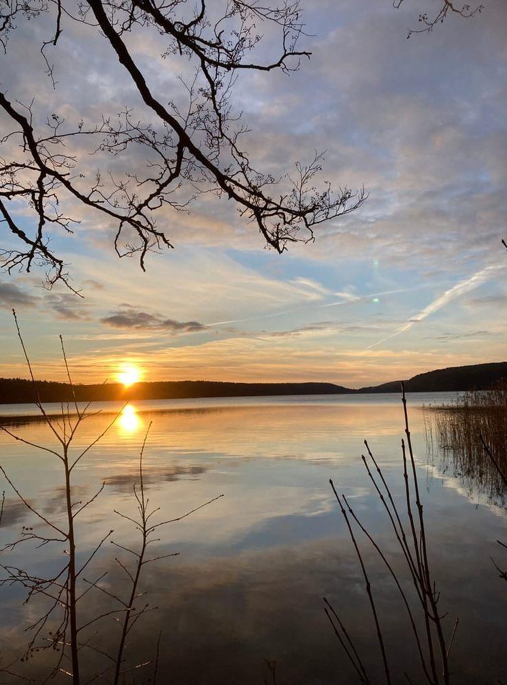 Strålande sol, ljuvliga sol som snart ska vila för natten. Jag ska njuta av dig så som i fjol när du glittrar så vackert i Aspen!