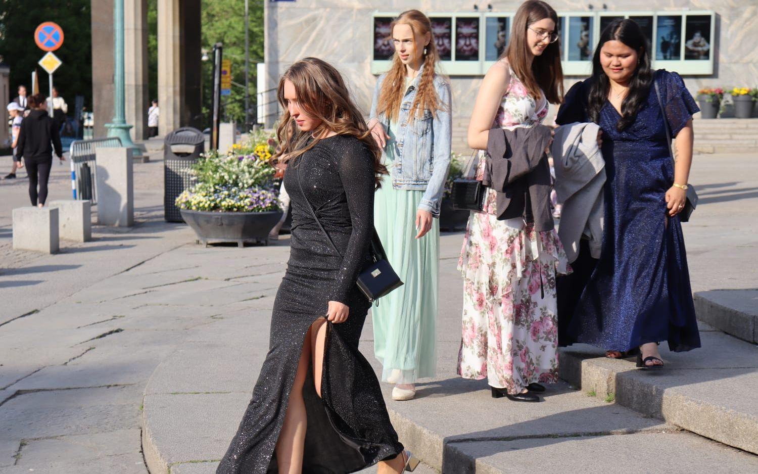 Lerums blivande studenter samlades på Götaplatsen inför måndagskvällens bal på Valand.