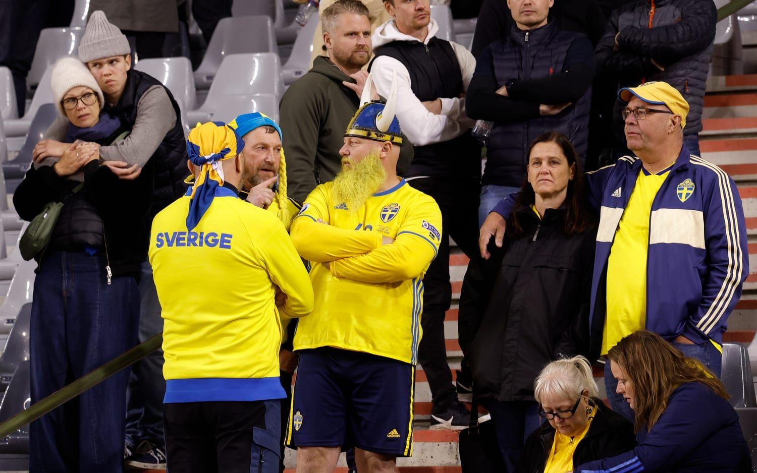 Svenska supportrar hölls kvar på Kung Baudouin-stadion en lång stund efter att matchen brutits. 