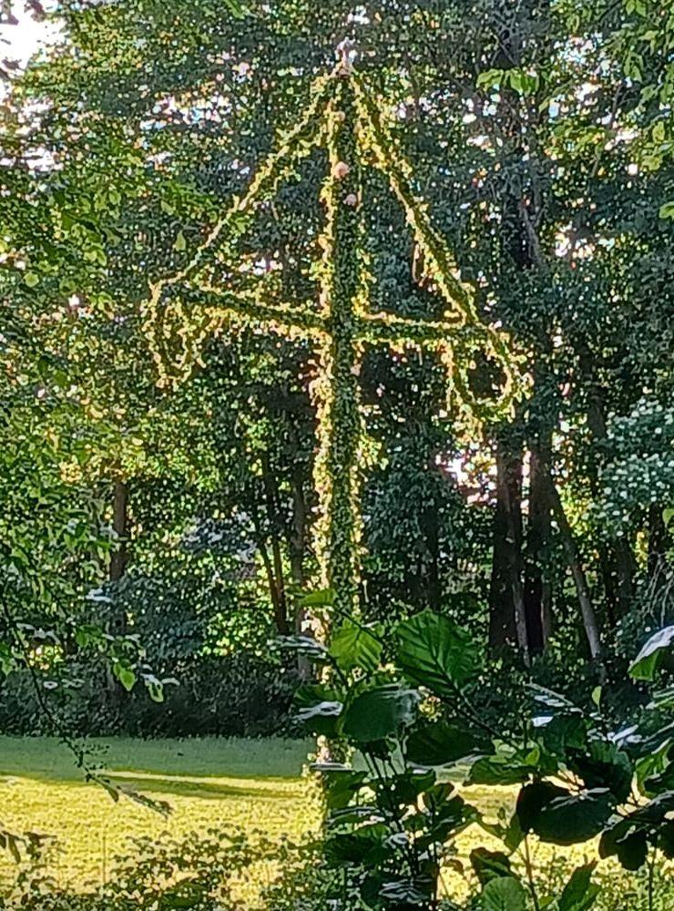 Midsommarstången i Åparken på midsommaraftonskvällen.