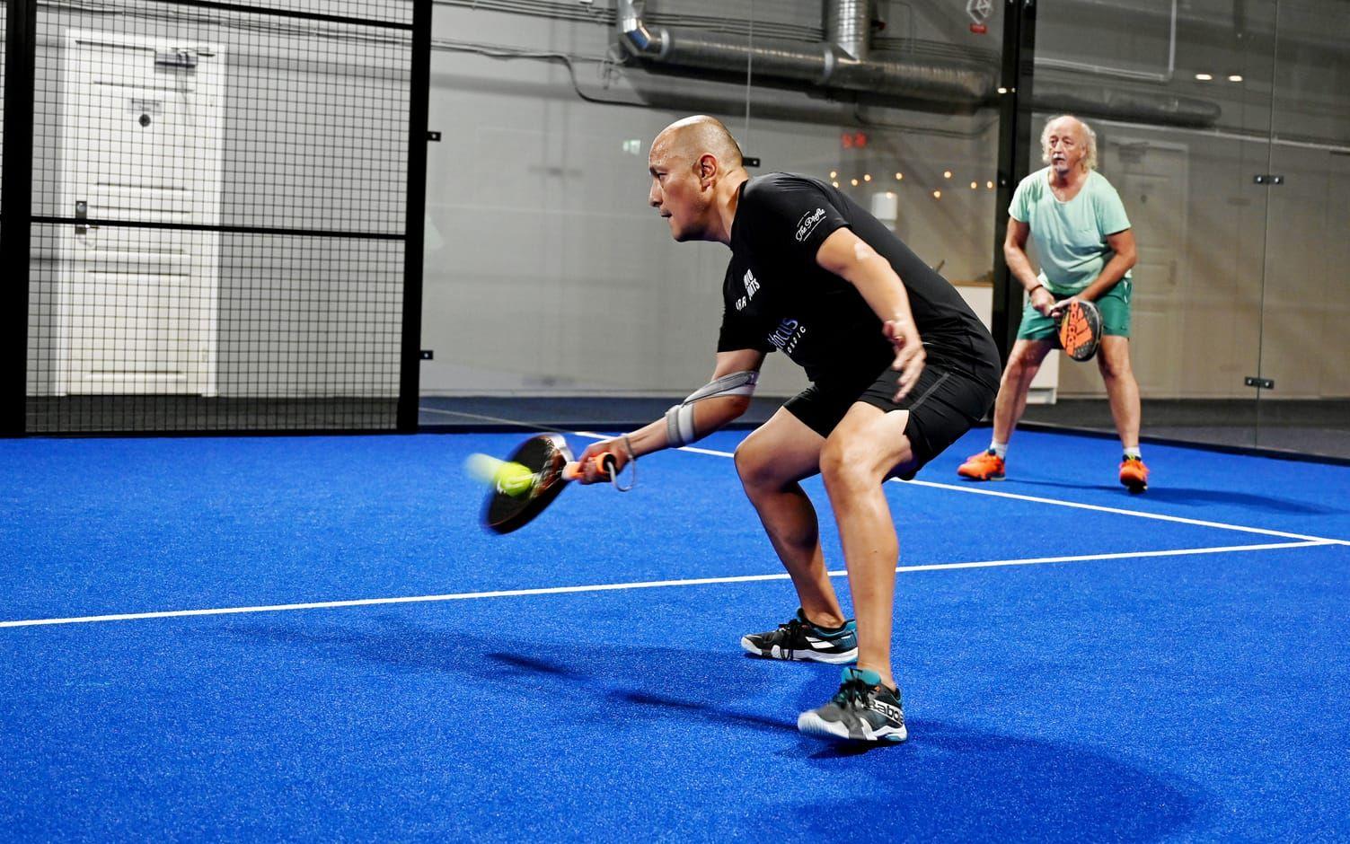 Marcus Lundgren, längst fram, och Torbjörn Grafström, längst bak, var två av de första kunderna när Floda Nova Padel öppnade i höstas.