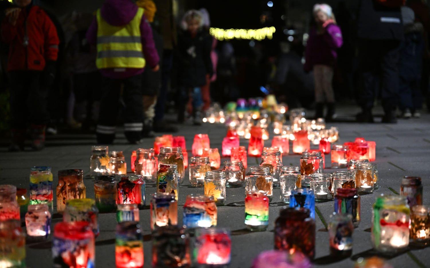 Fler än hundra ljuslyktor tändes upp på Floda torg på måndagskvällen.