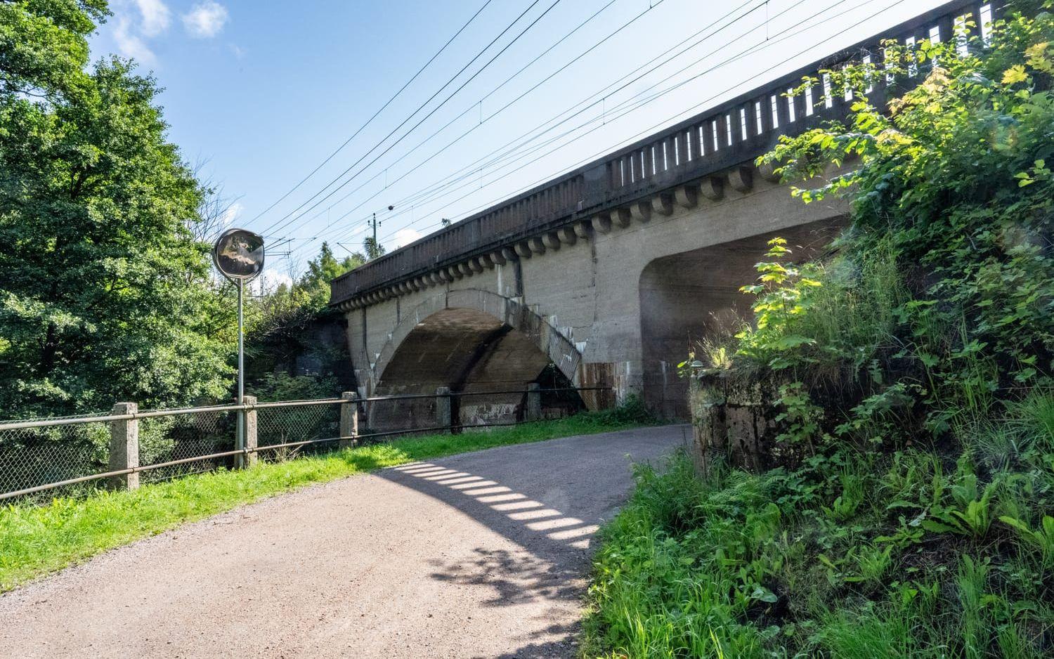 I Säveån, under järnvägsbron innan Lerums station, har strömmar orsakat en håla på 5-6 meters djup.