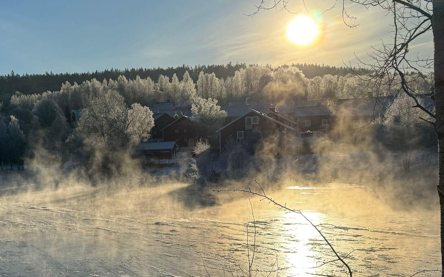 Här kommer mitt tävlingsbidrag till Vinterbild.Bilden är tagen mitt emot Hedefors by med Sävån  framför.