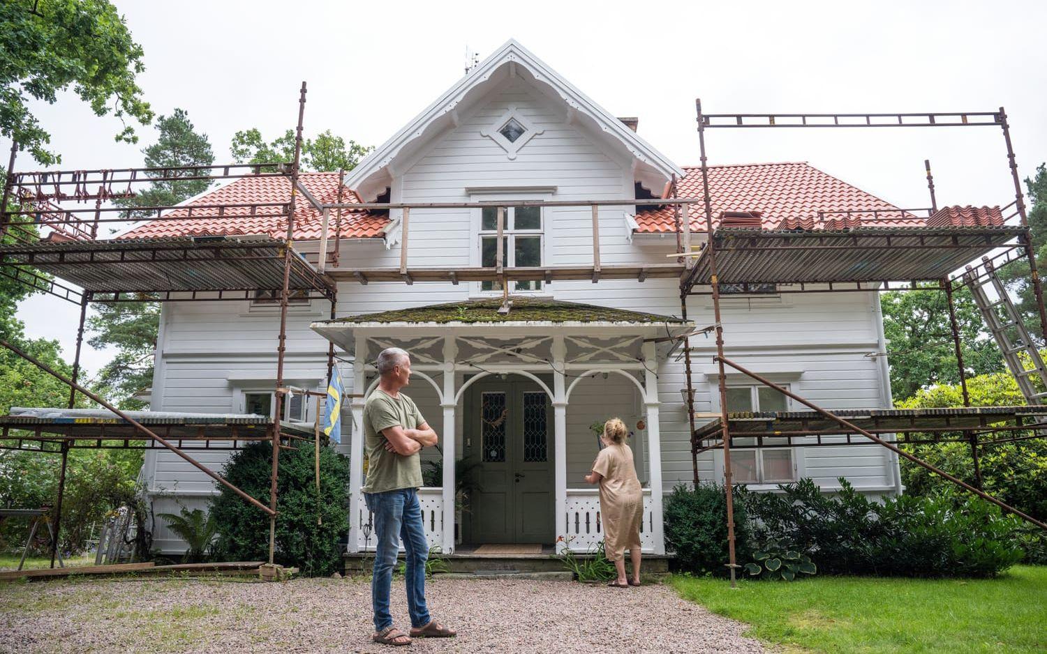 Under sommaren har Peter Ask, som tidigare haft ett byggföretag, lagt om taket och byggt om huset. Det går från ett B&B till ett smörrebrödskafé.