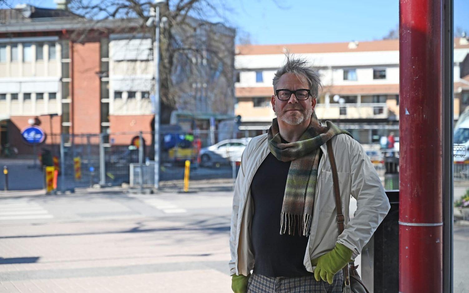 Mattias Christensson högst upp vid tågtunneln i Lerums station. Redan härifrån kan hitresande se en grönskande sida av Lerum i framtiden.