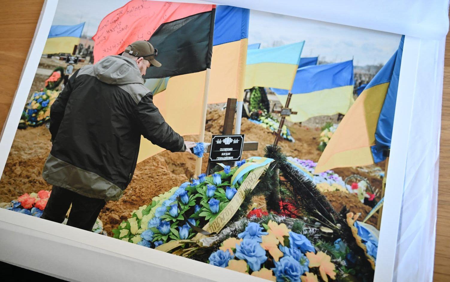 Fotografiet av Maximilian Majewski visar guiden Dimitris besök vid en väns grav.