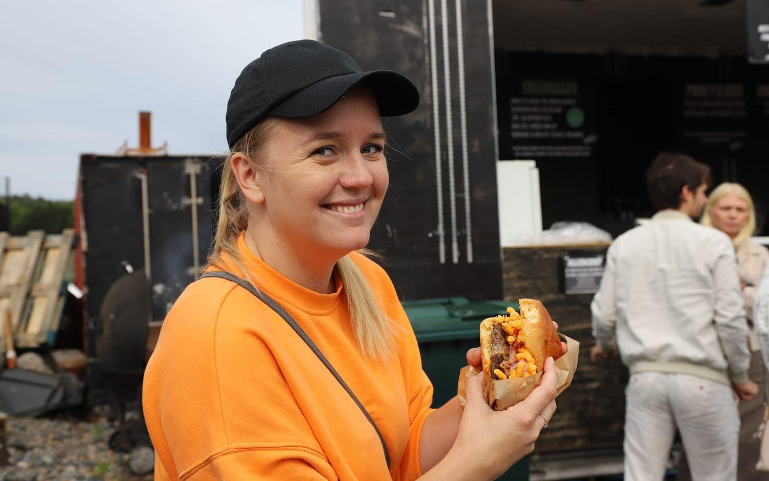 Miranda Bergenkull från Mölndal njöt av sin burgare som innehöll både barbecuesås och ostbågar.